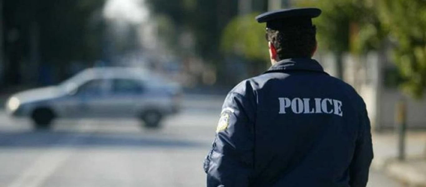Σοκαριστική εικόνα: Αστυνομικός στο δρόμο ύστερα από τροχαίο (φώτο)